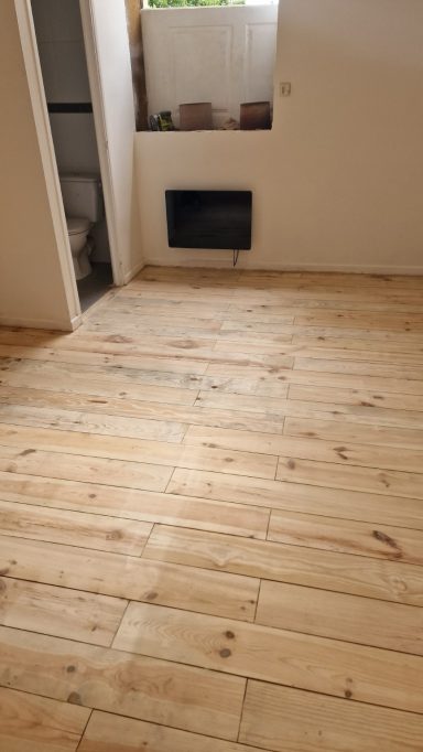 Pendant – Préparation du parquet Préparation du parquet endommagé