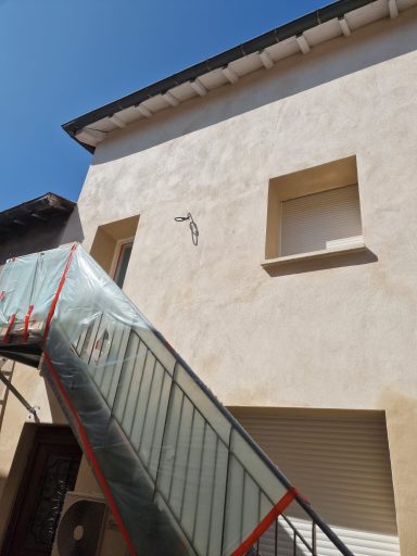 Pendant – Application de l’enduit Application d’un enduit à la chaux sur une façade